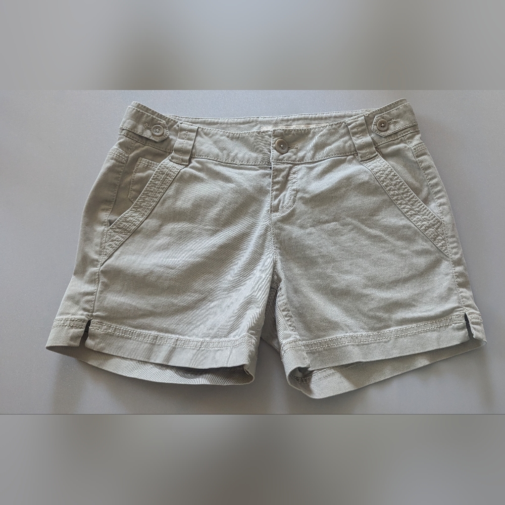 DKNY JEANS Womens Chino Women's Beige Shorts With Side Slits, Pockets. Size 4